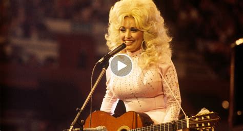  “Jolene” by Dolly Parton: A Timeless Ballad That BlendsHeartfelt Longing With Ethereal Vocals